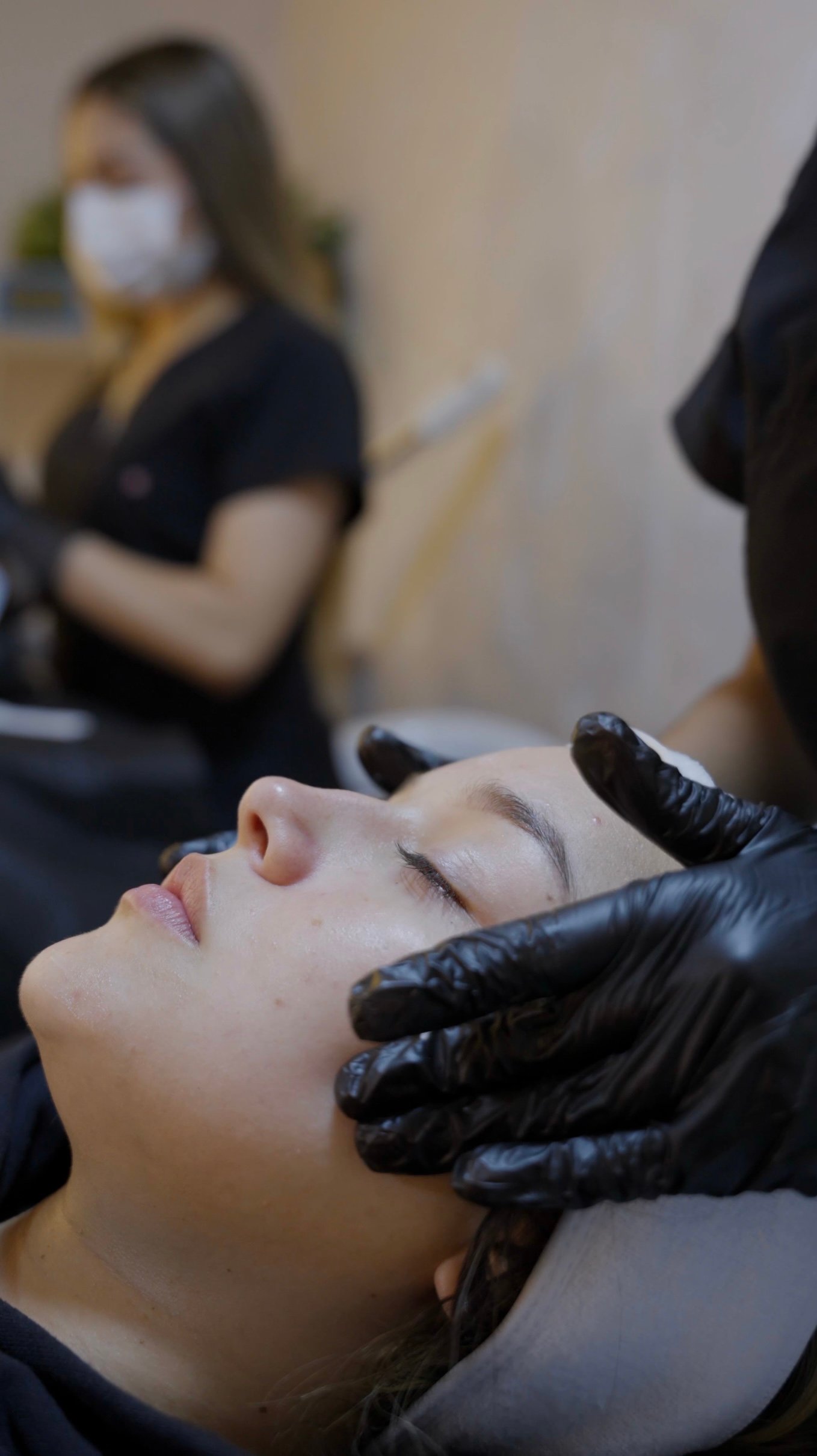 Aplicación manual de producto en el rostro al finalizar el cuidado facial